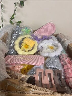 ✨ Accessories Mystery Box – 20 different Pieces for Only $35 🛍️